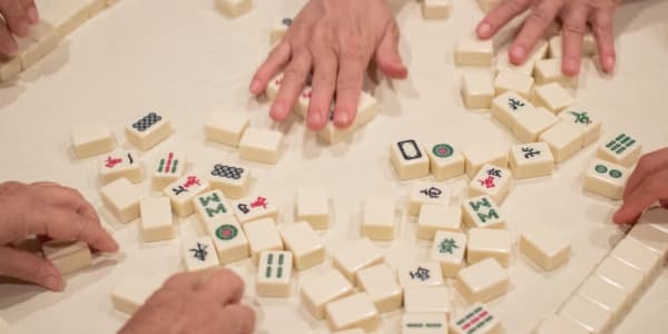Krótka historia Mahjonga i jak w nią grać